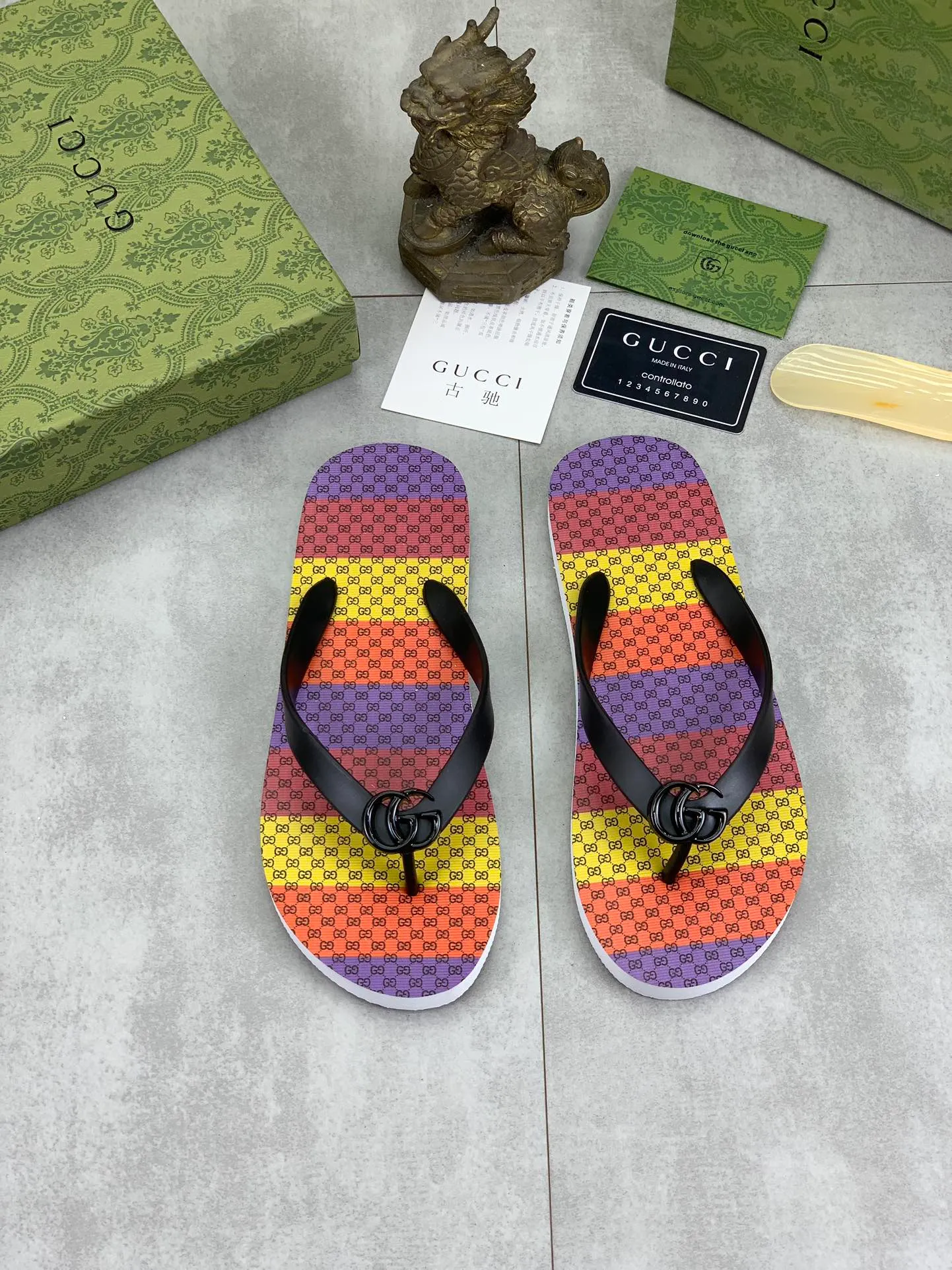 Men's men's shoes 💰P220💰【New style】🆘【GUCCI】Official website's popular Gucci adult couple 🧑‍🤝‍🧑 style, children's flip-flops are on sale at the counter simultaneously! Original fabric imported from Italy. Original bottom provided by the original factory. Size: Adult 36-45. Children’s size: 30-37. Multiple colors available.